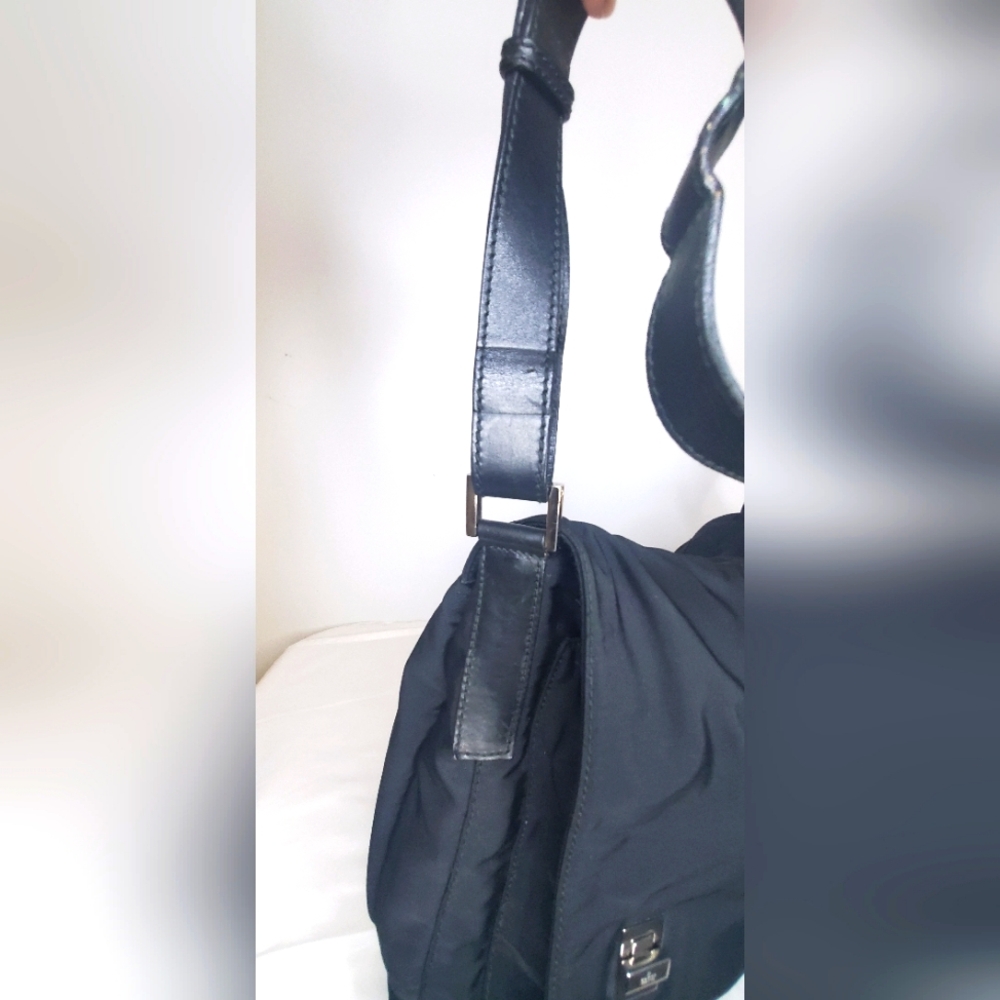 Gucci Black Messenger Bag with Adjustable Strap and Sleek Design - Picture 4 of 16
